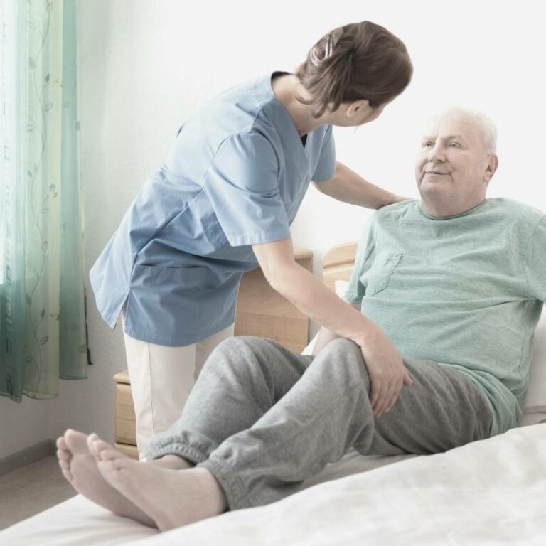 Cuidador ayudando a una anciano con problemas ortopédicos