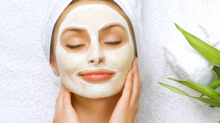 Mujer con crema mascarilla