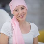 Mujer con pañuelo en la cabeza. El Proyecto Valery ayuda a mejorar la calidad de vida